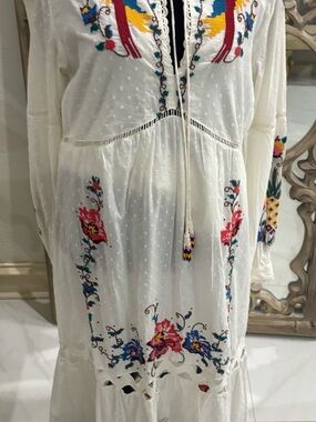 FARM Rio White Maxi Dress with Multicolor Parrot Embroidery
